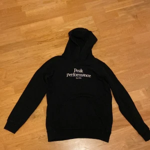 Peak Performance hoodie - Säljer denna Peak Performance hoodie då den har blivit för liten för mig. Skicket är ca 8/10. Nypris är 699kr. Kontakta gärna för fler bilder.