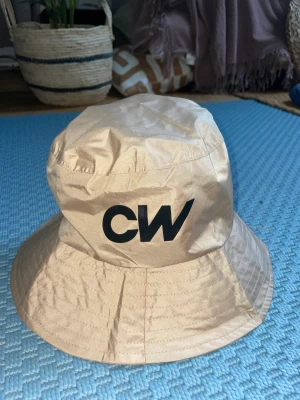 Carin Wester Buckethat - Säljer en Carin Wester buckethat som aldrig har använts. 100 spänn och den är din.