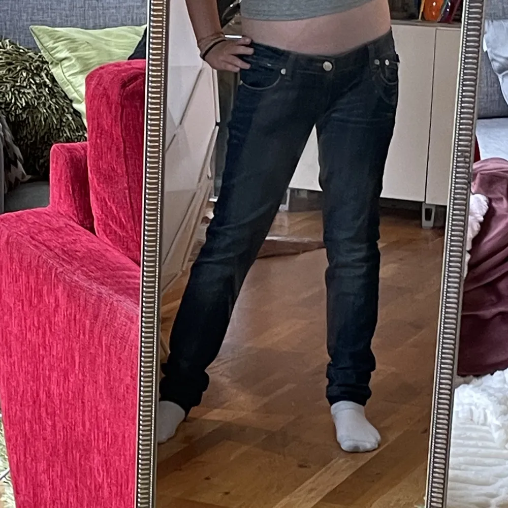 Low waist jeans från Victoria Beckham i storlek 30/32. Med glitter på bakfickorna. Lite långa för mig, jag är 160. Hör av dig om du vill ha mer bilder.  . Jeans & Byxor.