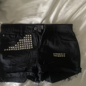 Jeans shorts  - säljer dessa as balla shorts med nitar på från gina 💗🙌🏼 Köparen står för frakten 