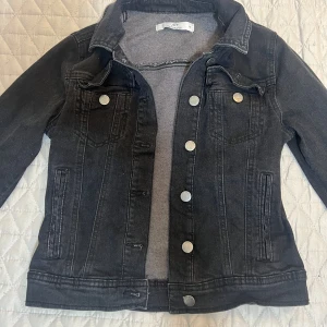 Jeans jacka - Jeans jacka från Nelly.  Använt ett par gånger  Ny skick  