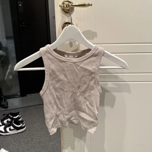 Korta toppar - Korta toppas i samma storlek. I god skick