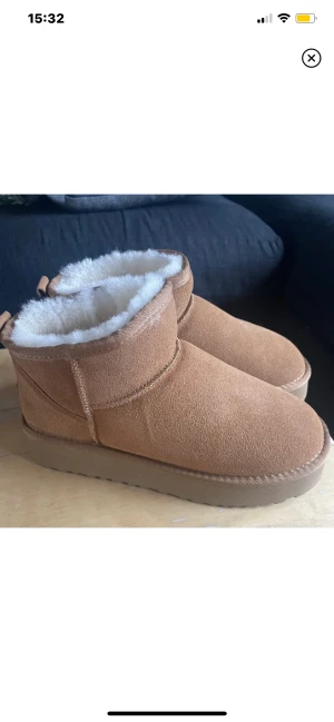 UGGS - Helt nya UGGS, färgen chestnut. Tyvärr för stora för mig, därav säljer jag dem. 