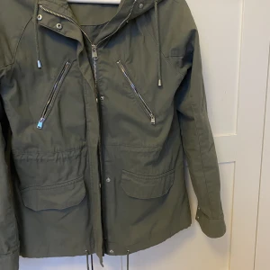 Grön jacka  - Superfin grön jacka i strl Xs, passar även S! Använd, men i fint skick! 