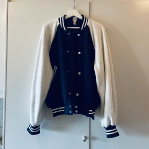 Baseballjacka  - Super fint skick! Storlek M men passar både större och mindre väldigt oversize 