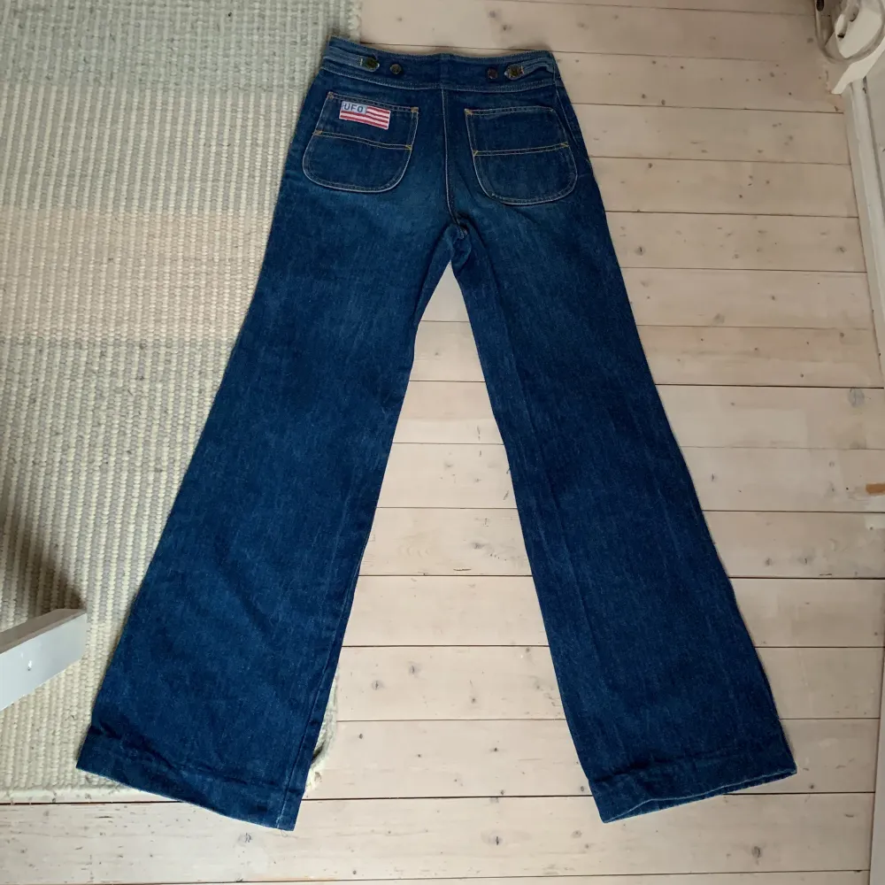 Nu säljer jag ett par 70-tals jeans. De är i nyskick och har knappt använts. Mått: ca 84 cm  innerbensmått, ca 70 cm midja och ca 30 cm heckmått . Jeans & Byxor.