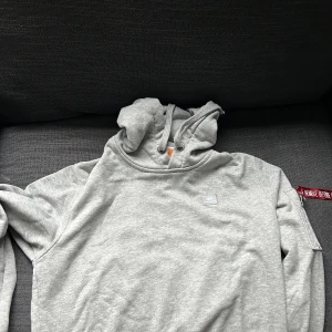 Alpha industries  - Säljer fin alpha industries hoddie som inte passar på mig