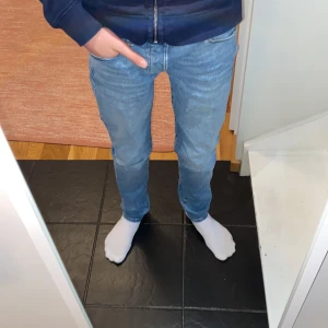 Jack & Jones - Säljer mina blåa Jack & Jones jeans i modellen slim. Jeansen är i helt ny och är använda endast 3-4 gånger.