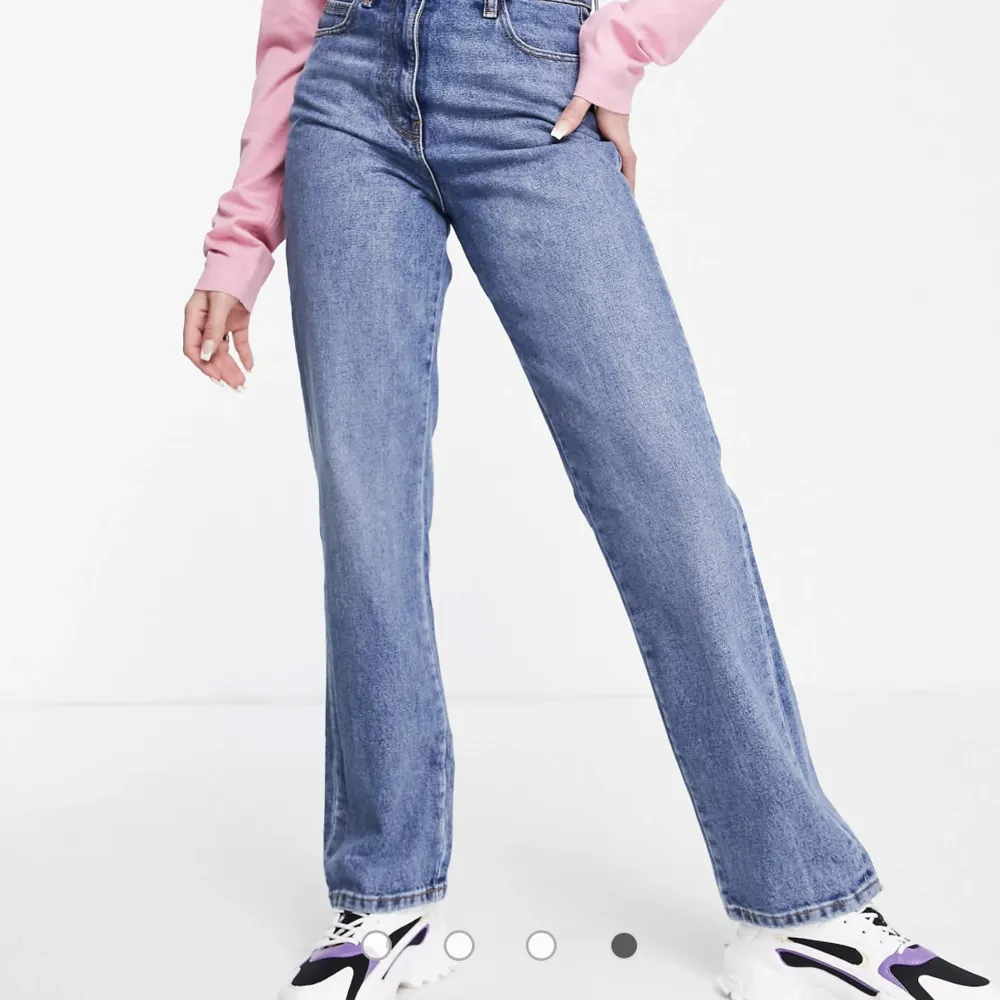  Dessa välkända jeans från ASOS. De är mid weist och straight. Använd en gång kan inte ha dem längre därför säljer dom. (alltid slutsålda) . Jeans & Byxor.