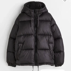 Vinterjacka  - Tänkte sälja min populära hm vinterjacka, endast använd ett fåtal gånger, väldigt tjock med huva. Strl xs men då den är oversized passar den bra på S och även M