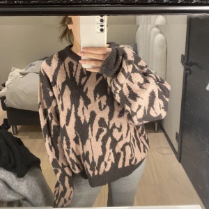 Stickad tröja - Stickad tröja från Nelly. Passar xs-xl Super mysig men kommer tyvärr inte till användning 