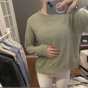 Mjuk tröja  - Mjuk ljus grön tröja (inte stickad, typ ”len”?), från stradivarius.  Aldrig använd, säljer pga inte kommer till användning!