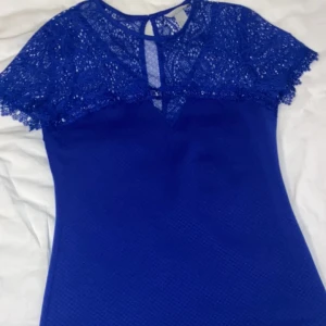 blå spetströja - säljer denna jättefina spetströjan med fina detaljer. säljer pga att jag inte alls passar i blått 