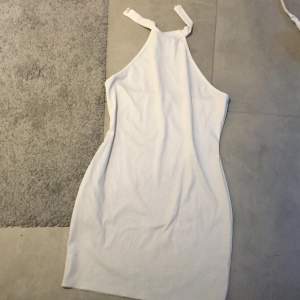 En vit klänning lite genomskinlig så rekommenderar att ha ett linne under