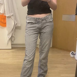 Gråa Jeans - Gråa jeans som är lågmidjade och straight. Dom är förstora för mig dock och ser inte riktigt ut som dom skulle kunna göra
