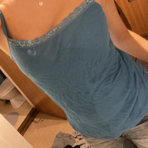 Blått linne - Med spets längst urringningen, så söt och bekväm! Ribbad