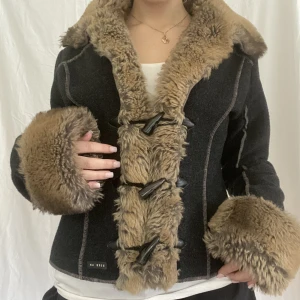 Snygg höstjacka! - Så snygg höstjacka! Bra skick men har ett litet hål i innerfodret vid armen. Går lätt att fixa! 