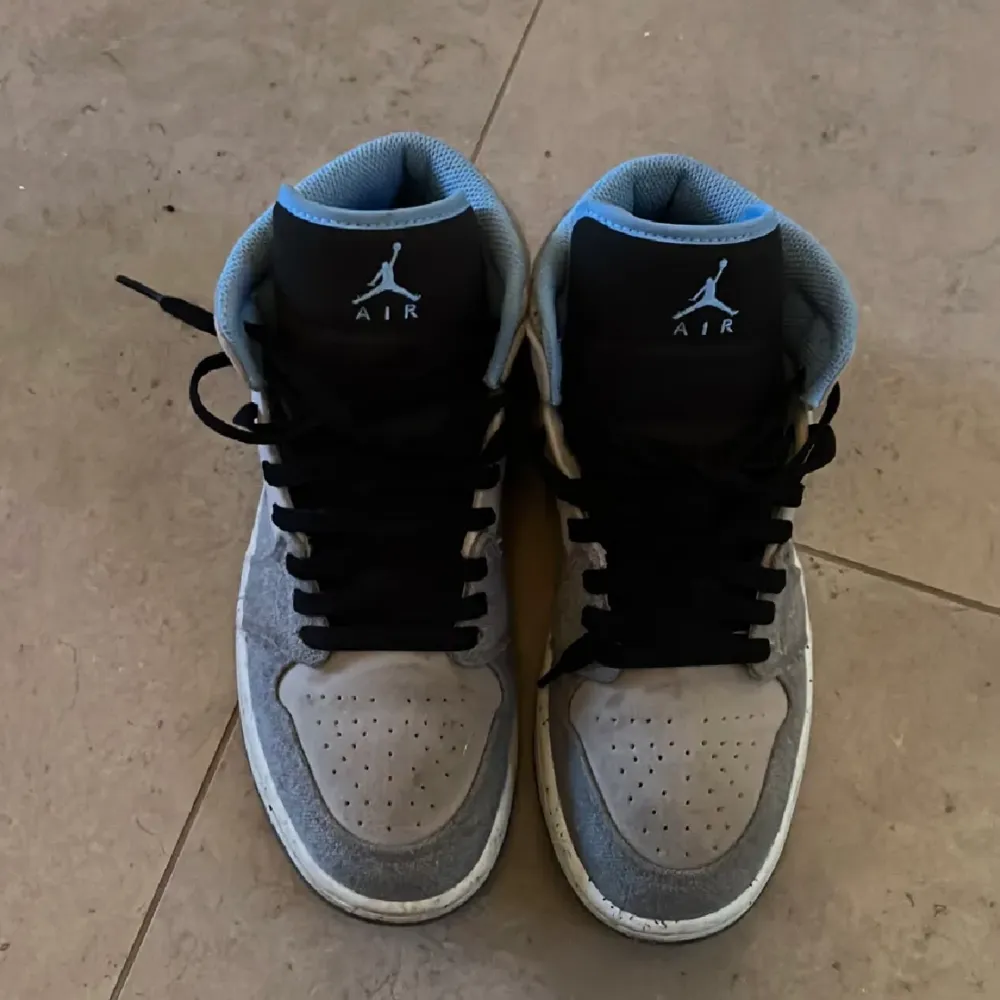 Säljer mina Air Jordan 1 Mid Crater Grey University Blue. Storlek EU 40/ UK 6. Snygga och sparsamt använda. Skorna är special edition och släpptes 2022. De består av 20 % återvunnet material. Hör av dig vid funderingar! :). Skor.