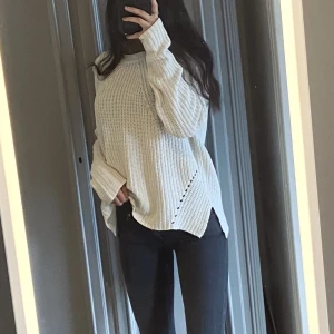Stickad tröja  - Vit stickad tröja med mönster och slits på sidorna. Fint skick🤍