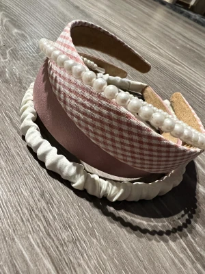 Diadem  - 4 diadem, helt nya endast testade. Säljer allihopa för 99 kr