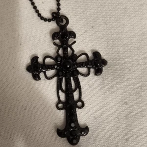 Halsband kors - Köpte den second hand men har aldrig fått användning av den. Kan skickas i kuvert för 13kr eller tillsammans med något annat jag säljer.