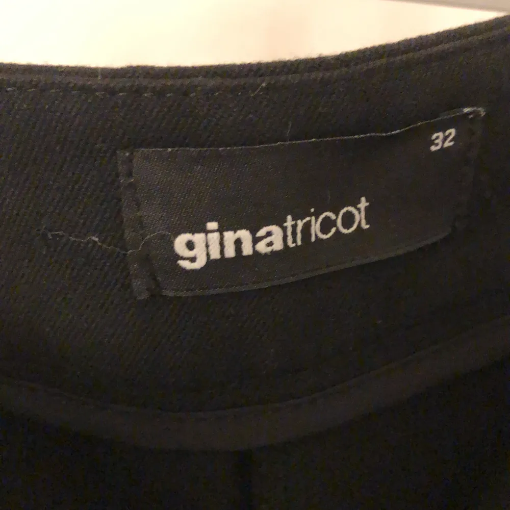 Kostymbyxor från Gina Tricot med slit i benen. Sömmen har tyvärr gått upp längst ner i benen därav priset. Går dock lätt att laga😁. Jeans & Byxor.