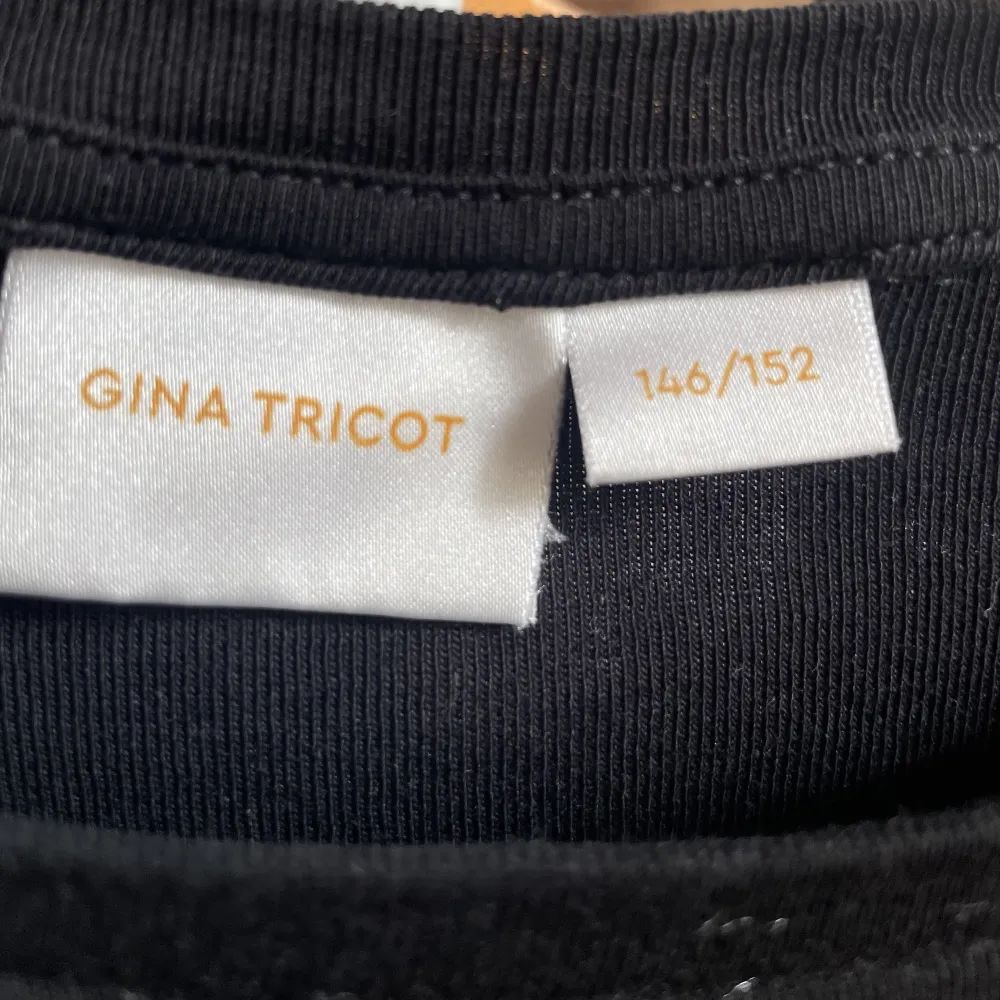 Säljer min svarta långärmade tröja från Gina då jag aldrig sndvömder den och den är även lite liten på mig🫶🏻🫶🏻super bra skick och fin❤️ storlek: 146/152 köpt i butik för 249 kr om jag inte minns fel🥰Säljer för 150, går att pruta❤️. T-shirts.