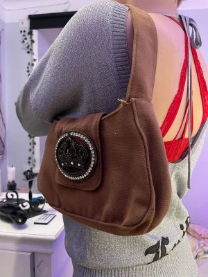 Y2k väska - Så sjukt fin väska med rienstones och en krona väldigt y2k. Ganska liten men allt man behöver får ändå plats så den är helt perfekt. 