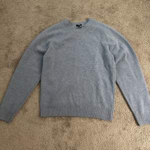 En ljusblå lammulls stickad tröja från Uniqlo i storleken S.  Väldigt bra skick 9/10 endast använd ett fåtal gånger. Köpt för 499 kr!