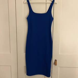 Blå oanvänd klänning från Zara