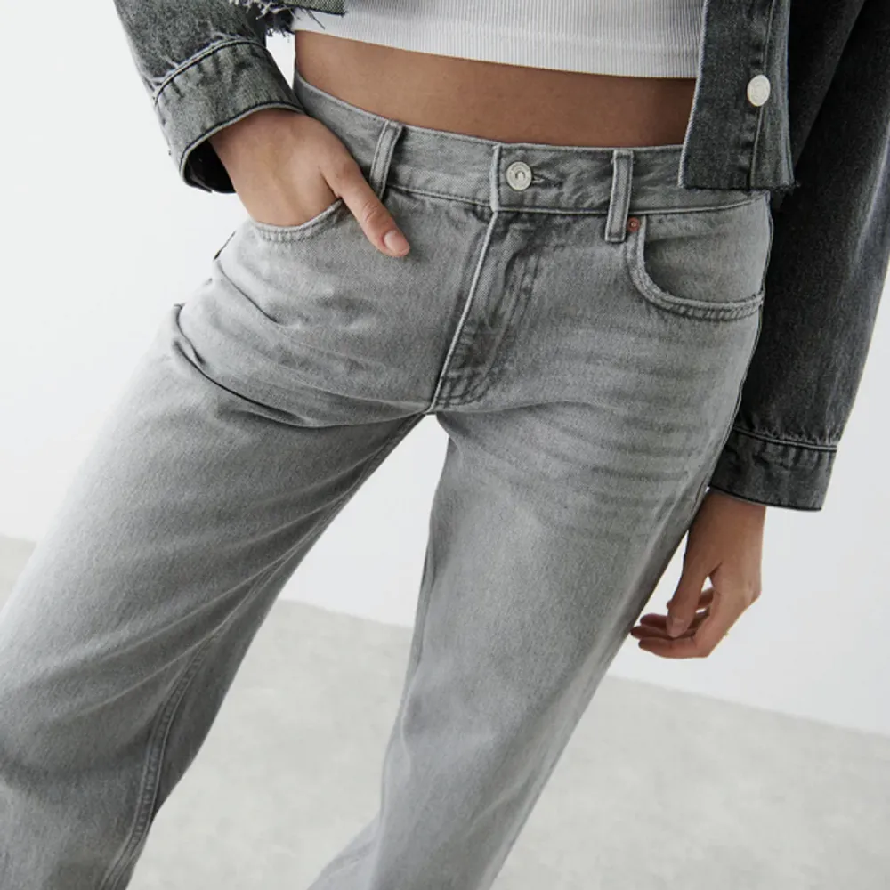 Populära gråa lågmidjade jeans från Gina Tricot i modellen low straight jeans. Jeans & Byxor.