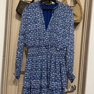 Klänning från zara - Klänning från zara, endast använd 1 gång. Storlek L men sitter som en M
