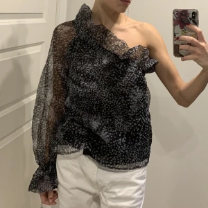 H&M topp - Säljer denna coola H&M fest topp🤩Det har aldrig varit använd och har lappen kvar. Nypris:399kr☺️