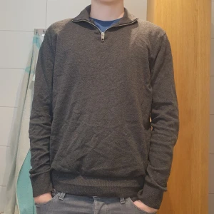 Jack and jones halfzip - Tja säljer denna riktigt fetta halfzipen i färgen mörkgrå. Skick 8.5/10 väldigt bra. Han på bilderna är 178 och väger ca 65 kg. Det är bara att fräga om du undrar något