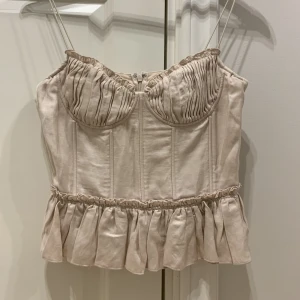 H&M topp - H&M topp från brock collection. I nyskick. Strl 38 men passar mig som har 36😊