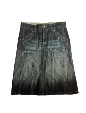 Jättecool jeanskjol - Superfin jeanskjol köpt på vinted💗midi-modell, räcker mig som är 158 till knäna