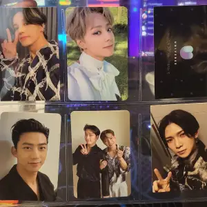 Photocards på olika K-pop idoler Har också från BTS.