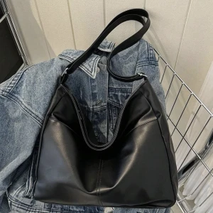 Väska  - Säljer denna väska som ja köpte på shein för att ha som skolväska. Min dator fick plats med lite andra saker i men hittade en ny skolväska därav säljer jag denna🩷