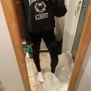 Svarta tights  - Vanliga basic svarta tights från h&m☺️Använda ca 6 gånger och har inga fel. Strl. 164 men passar som XS, jag är 170+ och byxorna är lite längre än anklarna🙌🏼