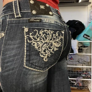 Miss me jeans - Säljer mina supersnygga lågmidjade miss me jeans i storlek 26 då de inte riktigt passar mig längre. De är använda några gånger men är i superfint skick! Priset går att diskutera