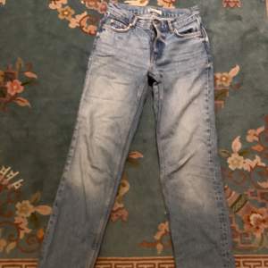 Dålig första bild men lowwaist jeans från Gina. Så snygga, straight leg. För små för mig nu, strl 34