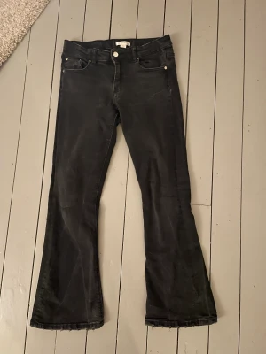 Jeans  - Säljer dessa jeans då dem är för små. Del har blivit lite miss färgade i tvätten men annars är dem i bra skick.  Frakt 29kr