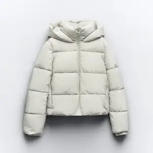 Säljer nu denna puffer jacket från zara! Använd förra året, men fortfarande som ny. Säljer då den tyvärr inte kommer till användning längre. Vatten och vind tät❣️ kontakt gärna vid frågor och intresse💘 original pris: 799kr