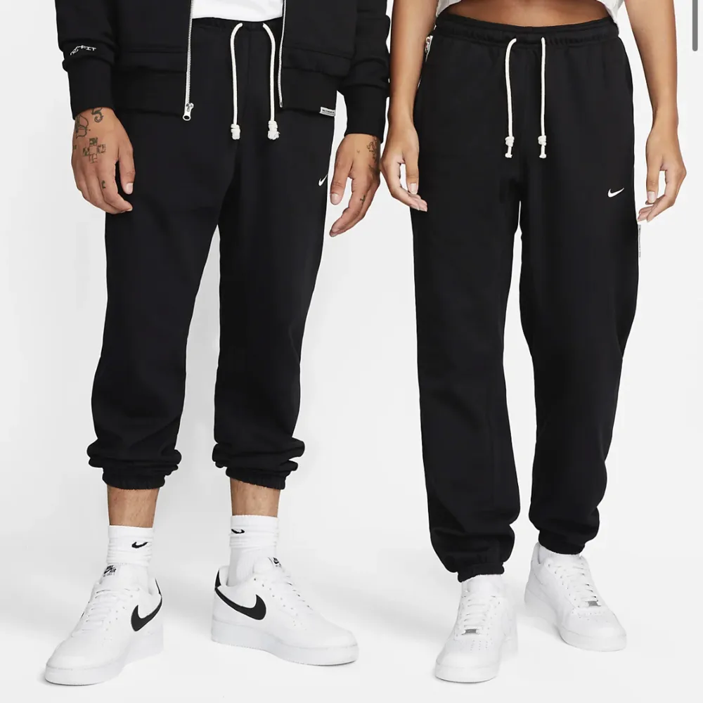 Nike byxor i bra skick, kostar 879kr i nypris men säljer för 150kr. Storlek L men sitter som M.. Jeans & Byxor.