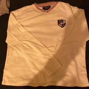 Vit sweatshirt - En vintage vit sweatshirt i 9/10 skick. Har inte använt så många gånger och inga fel på den! Vet inte nypriset eftersom den är vintage men jsg säljer för 350. Storlek XL men passar som M och L.