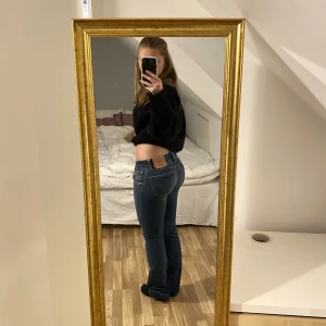 Levi's jeans  - Skitsnygga lågmidjade jeans från Levi's🤩bra skick, men skador på gylfen som behöver fixas🙌