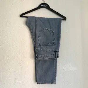 Monkijeans! Knappt använda. Storlek: 32 Modell: 	 Taiki vintage blue jeans Pris: 120kr