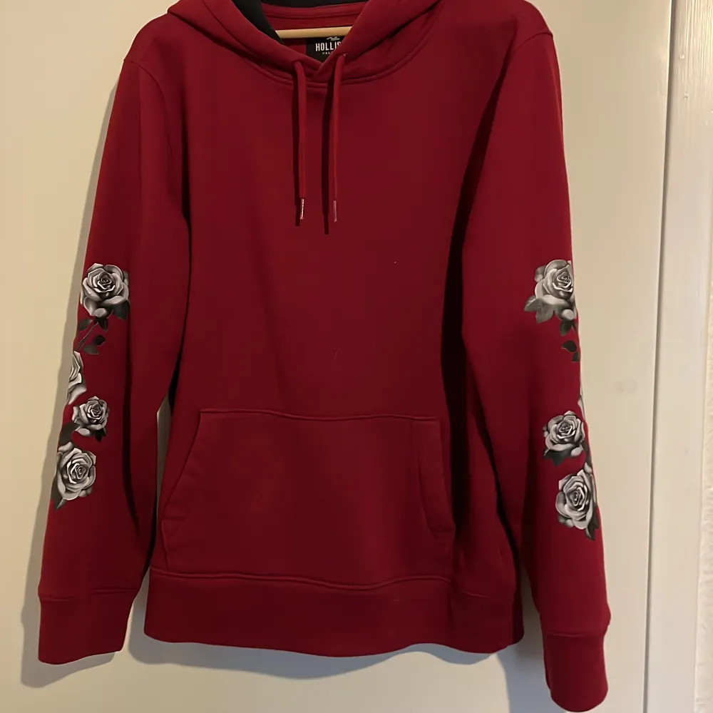 Fräsch Och StilRen Hoodie Från Hollister. Funkar Bra Till Vintern, Våren Men Också Hösten. Grafiskt Tryck Längs Armarna Samt Hooden  Storlek: M Skick: Bra Skick. Hoodies.