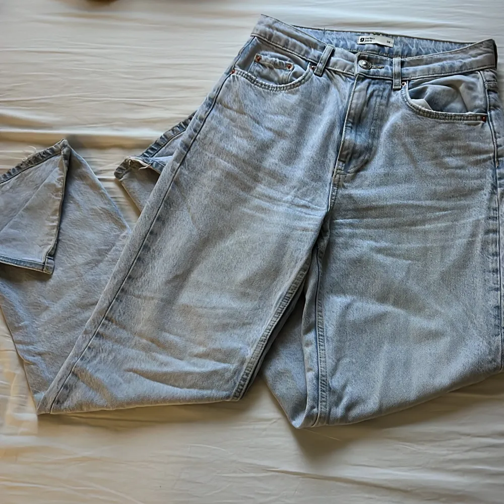 mid waist jeans från Gina med ”split” i slutet på byxbenen💜 orginalpris: 499. Jeans & Byxor.