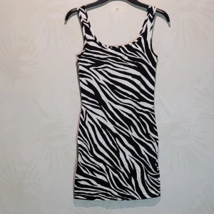 Klänning - Zebramönstrad figursydd klänning. Svart/vit